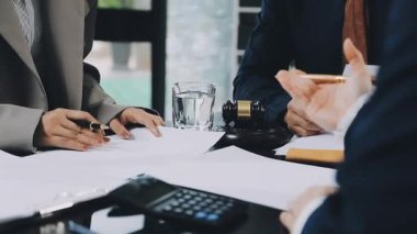 İşadamları yeni projeyi tartışıyorlar..