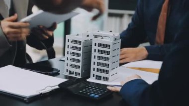 Gerçek bir iş adamı ev modelini tutuyor.