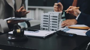 İş ekibi ofiste dizüstü bilgisayarla çalışıyor.