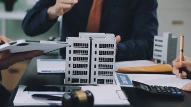 Genç iş adamları ofiste.