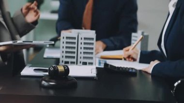 Ofisteki iş adamları..