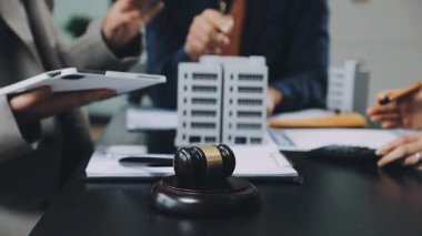 Avukat, belge ve müvekkil ile birlikte çalışıyor.