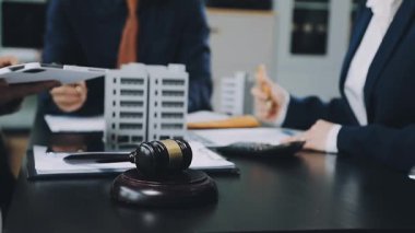 İş adamları ofiste sözleşmeyi tartışıyor ve tartışıyorlar.