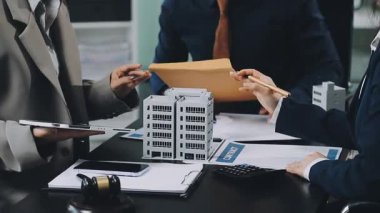 İş ekibi toplantısı ve beyin fırtınası.