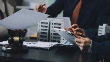 İş adamları ofiste toplanıyor.