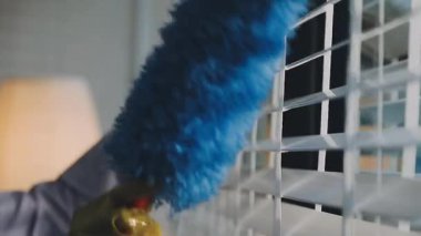 Mavi pencerelerin temizlenmesi.