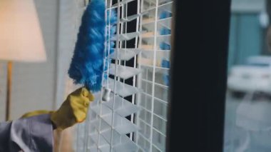 adam evde temizlik penceresi