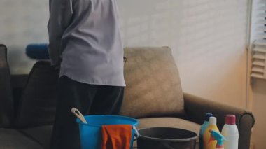 Adam evi fırçayla temizliyor.