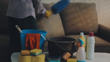 Temizlik servisi. Beyaz masadaki temizlik araçları