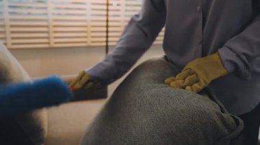 Mavi kumaşlı temizlik odasının yakın görüntüsü