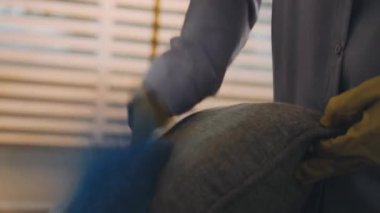 Temizlik servisi, fırçayla çalışan işçi