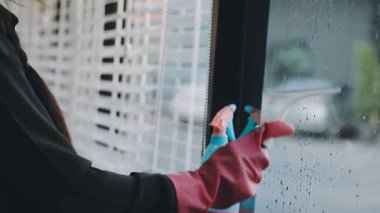 Fırça ve süngerle pencereyi temizle