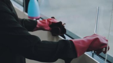 Elinde fırça tutan siyah eldivenli bir elin yakınına.