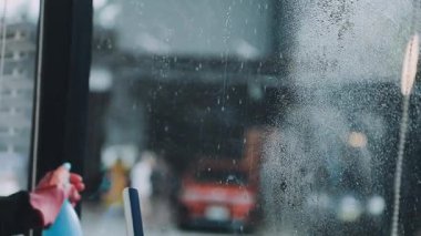 Bardaklı bir kadına yaklaş.