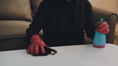 Usta manikür yapma sürecinde.