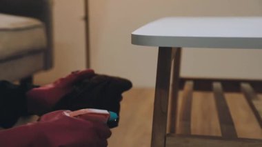 Odada mobilyalı bir adam var.