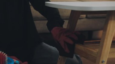 Tahta bir sandalyeyi tutan bir adamın ellerini kapat.