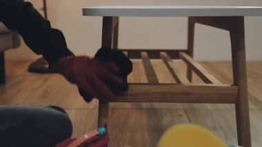 Tahtayı boyayan bir kadının ellerini kapat.