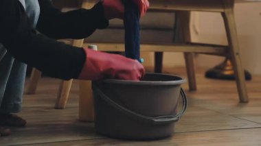 Mutfakta bir adam var. Adam bir çömlekle meşgul..