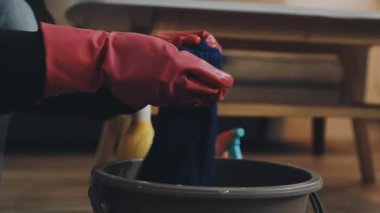 Evdeki masayı temizleyen bir adam. temizlik servisi