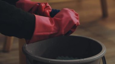 Mutfak masasını süngerle temizlemek. Kirli bir evin temizlenmesi