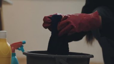 Adam yerleri fırçayla yıkıyor. Temizlik konsepti