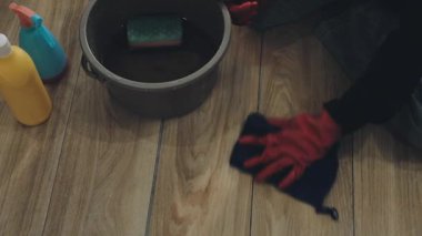 Eldivenli, lastik eldivenli, elinde fırça olan bir kadın.