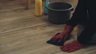 Lastik eldiven giymiş bir kadının elini kapat.