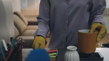 Ofiste temizlik yapan adam.