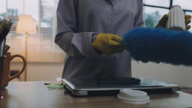 Adam elektrikli süpürgeyle ofisi temizliyor.