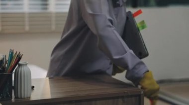 Genç kadın temizlik ofisi