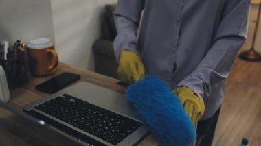 Genç adam mutfakta.