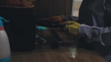 Elektrik süpürgesi temizleme işlemi.