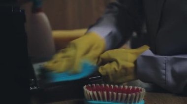 Yakın plan - önlüklü kadının banyoda temizlik için fırça ve fırça tutuşu