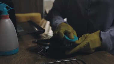 Mutfak masasının temizlenmesi.