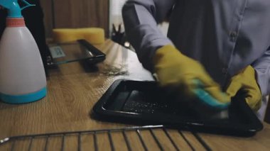 Süngerle mutfakta temizlik.