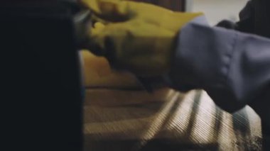 Sarı bezi temizleyen işçi.