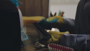 yakın çekim - lastik eldivenli erkek eli