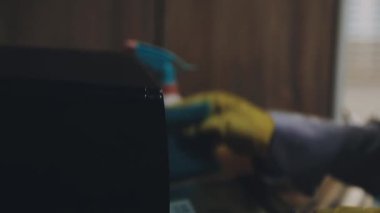 Yaklaş - fırçalı bir adamın eli