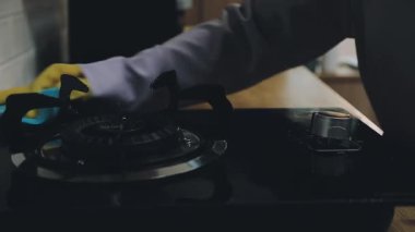 Profesyonel usta metal saplı siyah seramik bir tabak yapar..