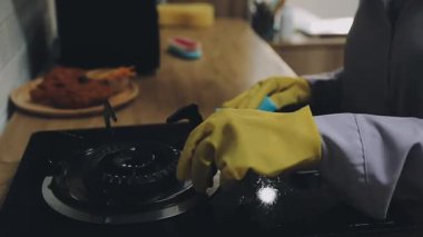 Siyah bir gaz sobasının yanına.