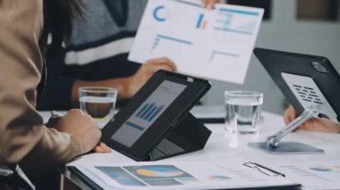 Ofiste çalışan iş kadınları, tablet bilgisayar kullanıyorlar