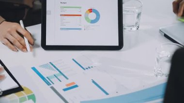 İş kadını, görüşmede dijital tablete işaret ediyor