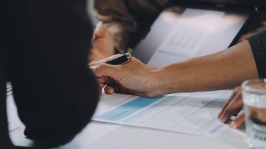 birlikte ofiste çalışan iş takım