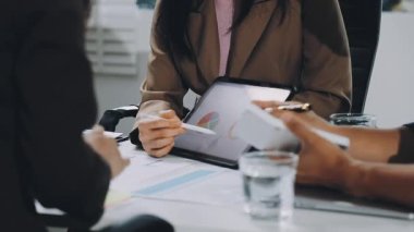 İş ekibi ofiste toplanıyor, beyin fırtınası yapıyor ve yeni projeleri tartışıyorlar..