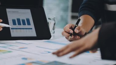 İşadamı dijital tablet üzerinde çalışıyor ve grafiği tartışıyor