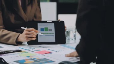 Tabletteki mali verileri analiz eden iş adamı.