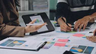 Ofiste iş ekibi toplantısı.