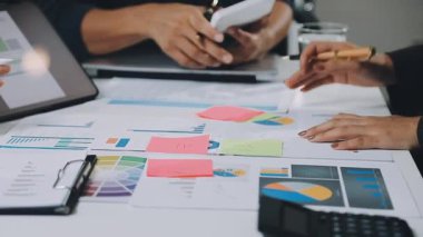 Modern ofisinde çalışan gençlerin grup