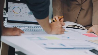 Ofiste birlikte çalışan iş ekibini kapatın..